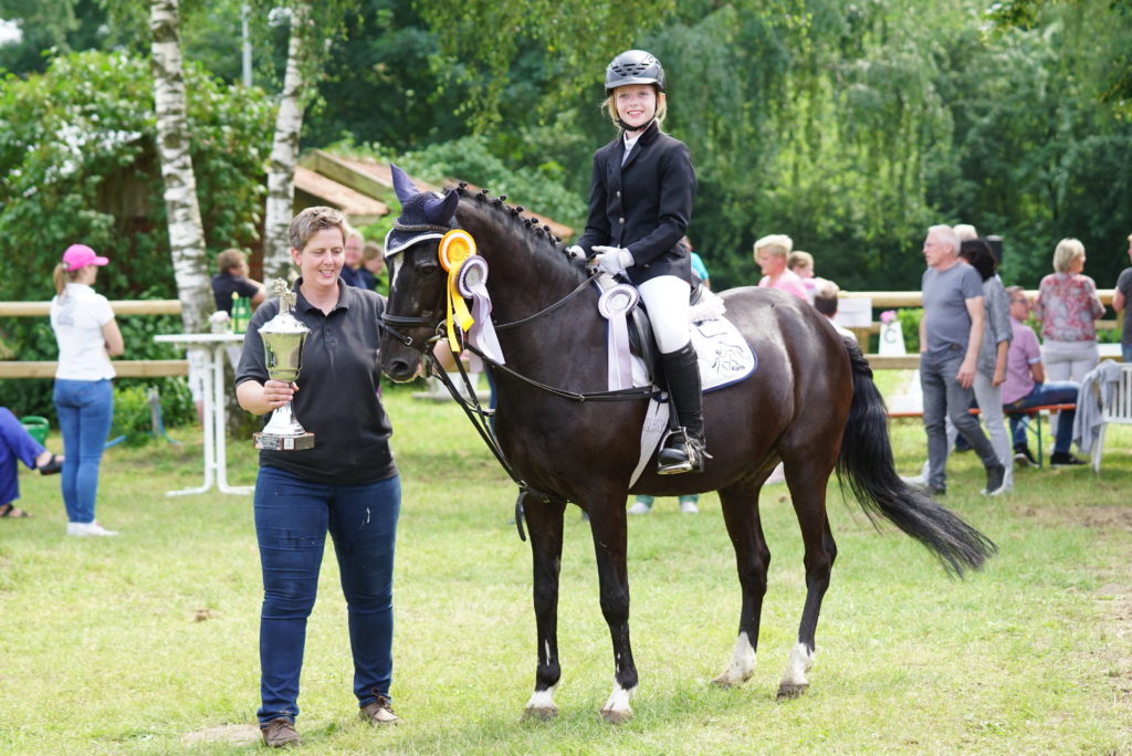 Gewinnerin Wilhelm-Holtkamp-Pokal: Sophie Korte (mit Mutter Dr. Martina Korte)