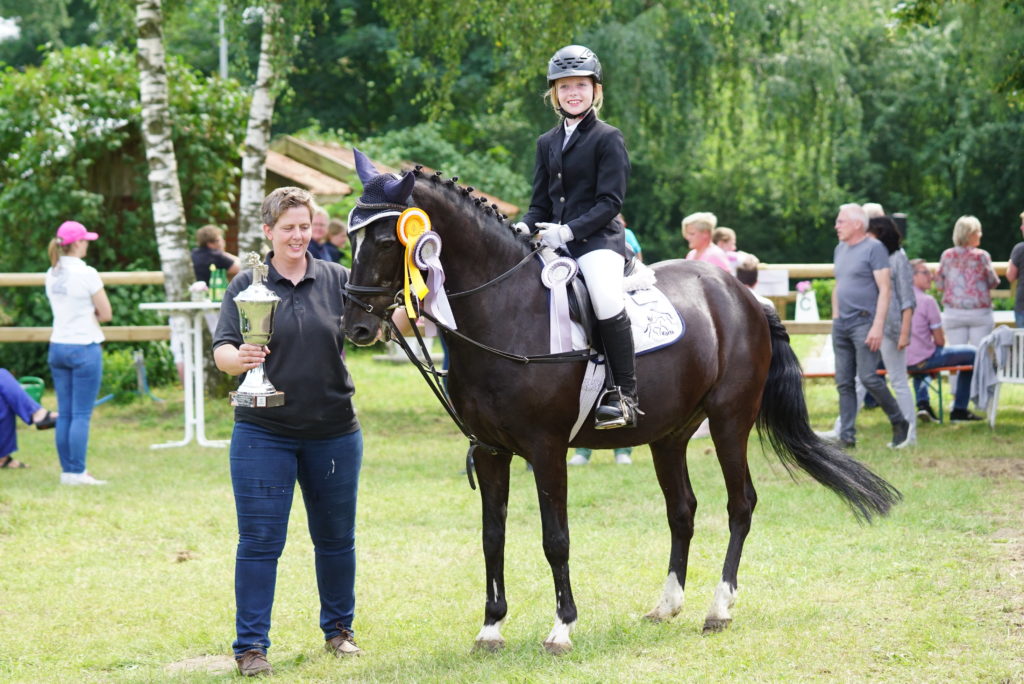 Gewinnerin Wilhelm-Holtkamp-Pokal: Sophie Korte (mit Mutter Dr. Martina Korte)